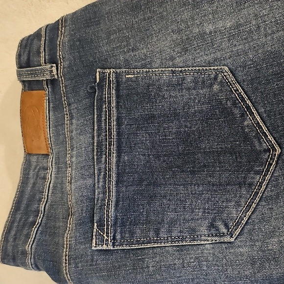ONE 5 One Unique Design 5 Pocket Button/Zip Distressed Capri Jeans Size 14 EUC - Picture 11 of 14